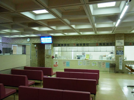 正面玄関・総合受付前の待合室スペース